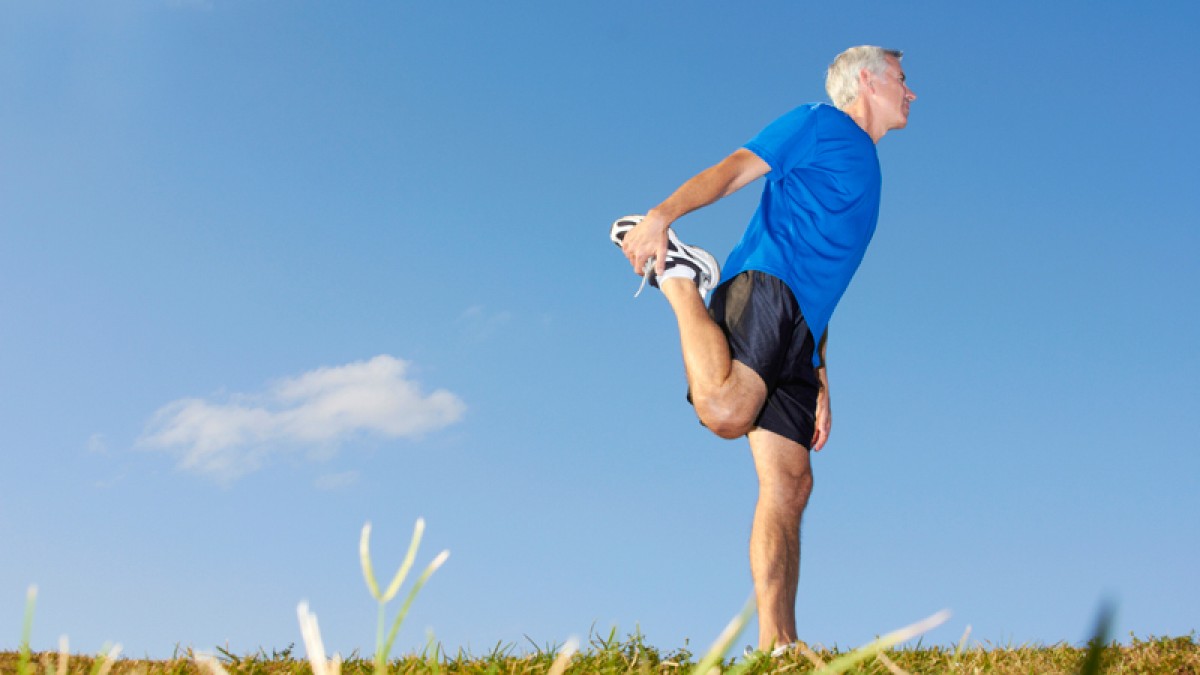 endurance-training-at-40-and-up-man-pre-run-stretch_fe